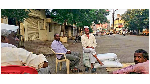 शेतकऱ्यांना वेठीस धरत व्यापाऱ्यांचा बंद सुरूच