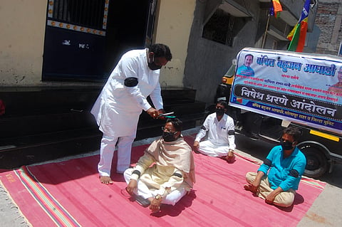 नाभिक समाजासाठी वंचित आघाडीची सोलापुरात गांधीगिरी (VIDEO)