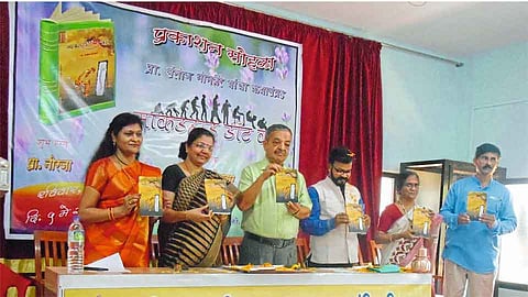 चिपळूण - येथील लोटिस्मा सभागृहात "माकडहाड डॉट कॉम' पुस्तकाचे प्रकाशन करताना कवयित्री नीरजा, प्रा. देव, अरुण इंगवले, लेखक गोनबरे, रेखा देशपांडे. 