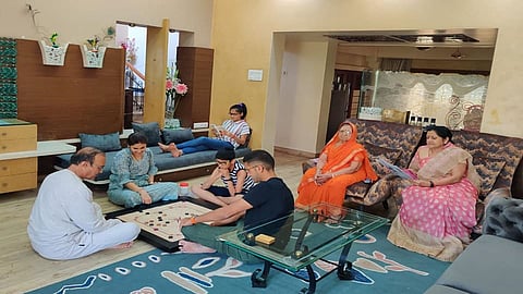 कामाचं रोजचं रहाटगाडगं म्हणजे जिंदगी नसते राव