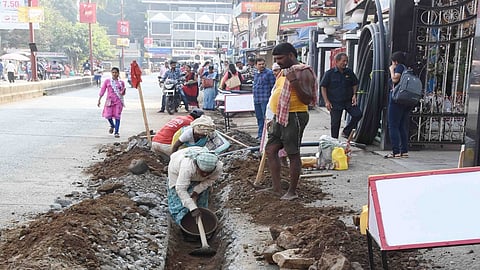 अलिबाग मधील वीज वाहिन्या भूमीगत करण्यात येत आहेत.