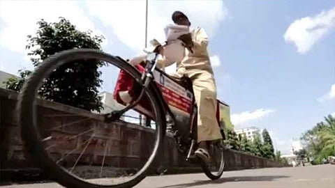 Video : पोस्टमनला येतोय ब्रॅंण्डऍम्बेसिडरचा लुक