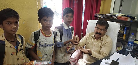 अंबड : शाळेत जाताना रस्त्यावर सापडलेले मंगळसूत्र पोलिस निरीक्षक अनिरुद्ध नांदेडकर यांच्याकडे सुपूर्द करताना ओम जाधव, शिवम वाघ व अर्जुन वाघ. 