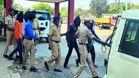 जालना : प्रेमीयुगुलाला मारहाणप्रकरणी अटक केलेल्या संशयितांना न्यायालयात घेऊन जाताना पोलिस कर्मचारी. 