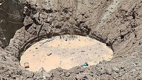 विरेगव्हाण (ता.घनसावंगी) : जेसीबी पडलेली विहीर. 