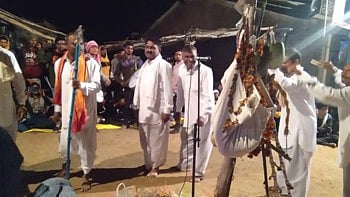 डोंगराच्या कडाकपारीला नारळाने ठोकून का घेता दर्शन ? वाचा सविस्तर ! 