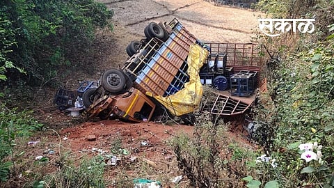A terrible accident has taken place near the Dargah at Hatkhamba on the Mumbai-Goa highway.jpg