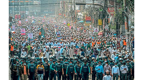 ढाका - फ्रान्सच्या विरोधात सोमवारी इस्लामी आंदोलन बांगलादेश या राजकीय पक्षातर्फे मोर्चा काढण्यात आला. त्यावेळी पोलिसांनी कडेकोट बंदोबस्त ठेवला होता. (एएफपी)