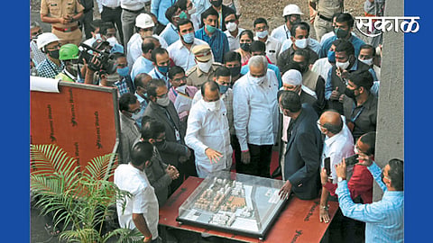 भोसरी प्राधिकरण - नवनगर विकास प्राधिकरणातर्फे पंतप्रधान आवास योजनेअंतर्गत उभारण्यात आलेल्या गृहप्रकल्पाची माहिती घेताना उपमुख्यमंत्री अजित पवार.