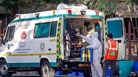 Akola News: 12 corona suspects in a single ambulance