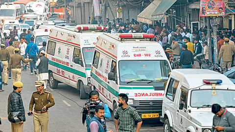 नवी दिल्ली - अनाज मंडीतील भीषण आगीतील जखमींना रुग्णालयात नेण्यासाठी रविवारी रुग्णवाहिकांची रांग लागली होती.