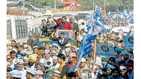 नवी दिल्ली - ‘आप’चे सर्वेसर्वा मुख्यमंत्री अरविंद केजरीवाल आणि उमेदवार गुलाब सिंह यादव यांच्या रोड शो ला प्रतिसाद मिळाला.