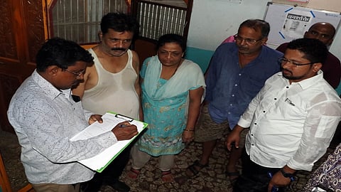 पुरानंतर नागरिकांच्या नुकसानीचे पंचनामे करताना तहसीलचे पथक.