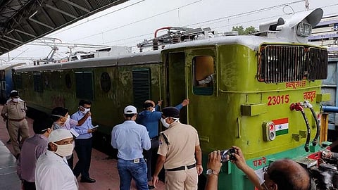 भारतीय रेल्वेनं बनवलं 'हे' अनोखं इंजिन, जाणून घ्या खासियत
