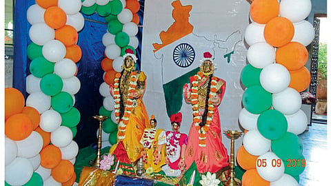 जळगाव - महालक्ष्मीची स्थापना केल्यानंतर संत कुटुंबीयांकडून करण्यात आलेली भारतमातेची आरास.