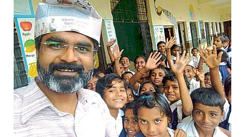 शाळेतील मुलांसमवेत शिक्षक भाऊसाहेब चासकर.
