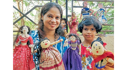 भावना सोनवणे व त्यांची मुलगी कृष्णा ऊर्फ स्कार्लेट, दोघीनी निर्मिलेल्या बाहुल्यांसह.