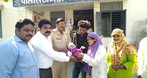 Akola Marathi News Ghatbori mother leaves unborn daughter unattended, police search for unaccompanied babys parents in three hours