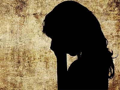सुरक्षा रक्षकाने मुलीला दाखवले खाऊचे आमिष! अन्‌..
