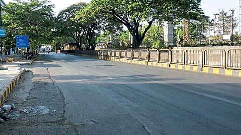 चिंचवड - कोरोनाच्या पार्श्‍वभूमीवर बंद असल्याने स्टेशनकडे जाणाऱ्या रस्त्यावर शनिवारी शुकशुकाट होता.