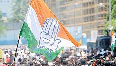 सरकार वाचविण्यासाठी काँग्रेसची धडपड; तातडीने बोलावली बैठक