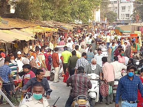 Crowded vegetable market in Sangli.jpg