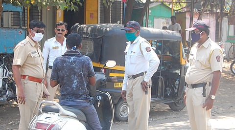 #Lockdown : हौशी कार्यकर्त्यांकडून शोबाजी; पोलिसांकडून कारवाई 