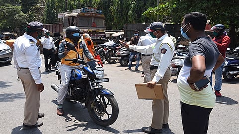 मुंब्रा : वाहनचालकांची चौकशी करताना पोलिस (छायाचित्र : दीपक कुरकुंडे)