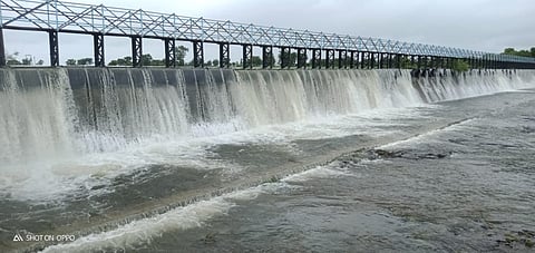 Unnecessary discharge of water from Akola Washim News project gate, the project will reach the bottom soon due to gate malfunction