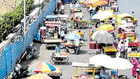 डांगे चौक - फळविक्रेत्यांनी निम्मा रस्ता व्यापला आहे.