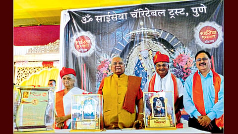 राजाराम पूल - साईसेवा चॅरिटेबल ट्रस्टतर्फे आयोजित कार्यक्रमात श्रीगुरू बालाजी तांबे यांच्या हस्ते नीला चांदोरकर आणि प्रमोद आहेर यांना रविवारी गौरविण्यात आले.