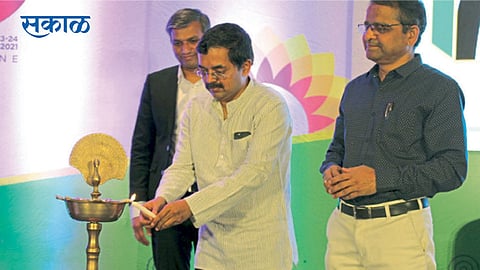 पुणे  - अॅग्रोवन मार्ट पार्टनरच्या  प्रशिक्षण कार्यक्रमावेळी दीप प्रज्वलन करताना  एबी व्हिस्टा कंपनीचे दक्षिण आशियाचे संचालक  डॉ. दिनेश भोसले. शेजारी ‘अॅग्रोवन'चे संपादक संचालक आदिनाथ चव्हाण आणि अॅग्रोवन ॲग्रीटेक इंडस्ट्रीजचे सीईओ नीलेश शेजवळ.