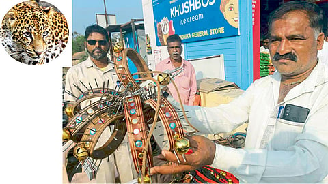 लोणी (ता. आंबेगाव) : बिबट्याच्या हल्ल्यामुळे टोकदार खिळे असणाऱ्या कुत्र्यांच्या पट्ट्यांना मागणी वाढली आहे.