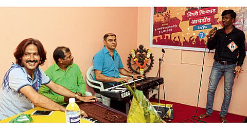 चिंचवड - अखिल भारतीय मराठी नाट्य परिषदेच्या (पिंपरी-चिंचवड) कार्यालयात पिंपरी-चिंचवड आयडॉल स्पर्धेची पहिली फेरी सुरू असताना.