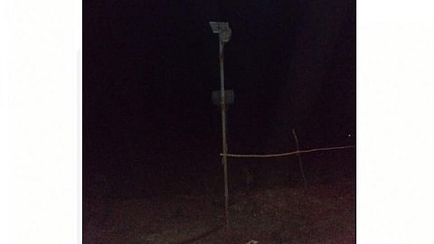 लोहटवाडी - येथील सौरउर्जा दिवा बंद असल्याने नागरिकांना अंधाराचा सामना करावा लागत आहे.