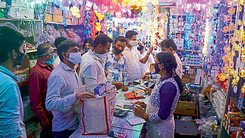 बुधवार पेठ - अवघ्या सात दिवसांवर दिवाळी आली आहे, त्‍यामुळे इलेक्‍ट्रिकल वस्तूंच्या खरेदीसाठी गर्दी होत आहे.