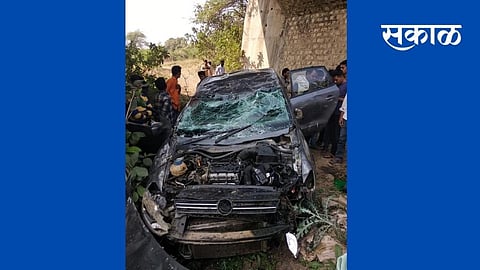 Four persons were injured when a car traveling from Aurangabad to Nanded fell off a bridge.jpg