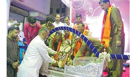 कसबा पेठ - विनाअपघात सेवा पुरविणाऱ्या पीएमपीच्या चालक-वाहकांच्या हस्ते श्री कसबा गणपतीची मूर्ती पालखीत ठेवण्यात आली.
