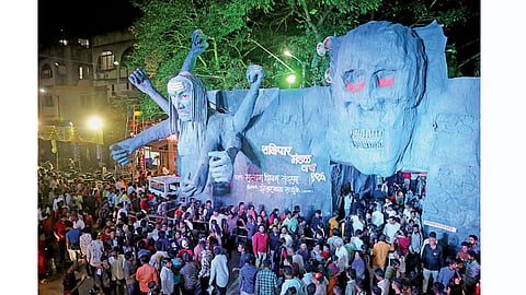 सदाशिव पेठ - शनिपार मंडळाने सत्यम-शिवम-सुंदरम हा आगळावेगळा व भव्य देखावा साकारला आहे.  तो पाहण्यासाठी मंगळवारी झालेली गर्दी.