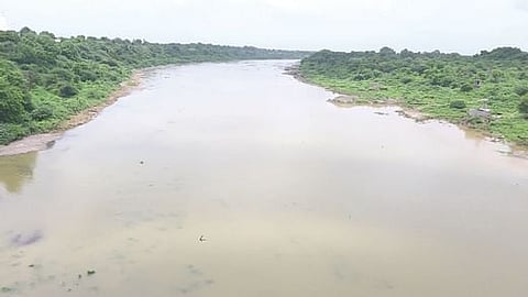 अवैध वाळू उपसाने गावकरी वैतागले; आणि 'गिरणा बचाव' साठी सरसावली तरुणाई !