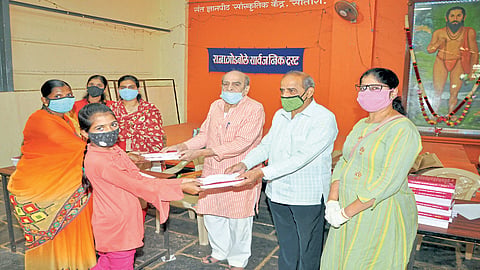 गुणवंतांच्या पाठीवर गोडबोले ट्रस्टची थाप; तीन लाखांच्या शिष्यवृत्तीचे वाटप