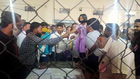 Gram Panchayat Results : क-हाड, फलटणला उमेदवारांचा आनंद पारावार; चिठ्ठीने जिंकविले
