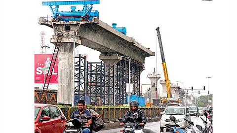 दापोडी - मेट्रोच्या व्हायाडक्‍टचे काम जलद गतीने करण्यासाठी दुसरे गर्डर लॉंचर बसविण्यास सुरवात झाली आहे.