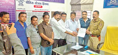 हिंगणा ः हिंगणा पोलिस ठाण्यात निवेदन देताना आमदार समीर मेघे व भाजप पदाधिकारी. 