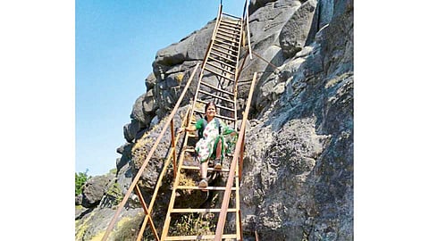हरिश्‍चंद्रगड सर करणाऱ्या हिराबाई शिंदे.