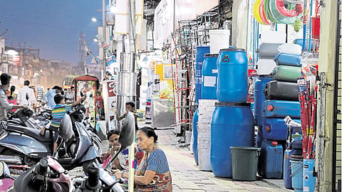 भोसरी - पदपथावर व्यापाऱ्याने मांडलेले साहित्‍य.