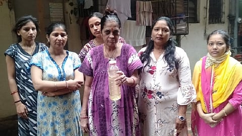 भाईंदर ः दोन दिवसांपासून शहरात दूषित पाणीपुरवठा होत असून हे गढूळ पाणी दाखवताना महिला.