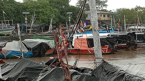 बोर्डी ः गेल्या महिन्यापासून सतत कोसळणाऱ्या पावसामुळे बोर्डी, घोलवड, झाई परिसरातील बोटी किनाऱ्यावरच आहेत. 