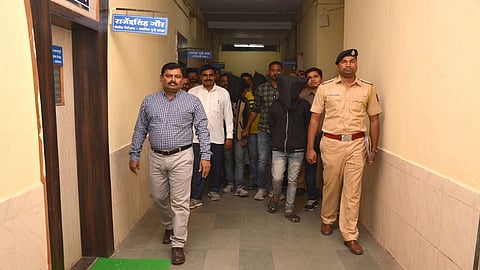 जालना : अपहरण प्रकरणातील संशयितांना घेऊन जाताना पोलिस निरीक्षक राजेद्रसिंह गौर व इतर. 