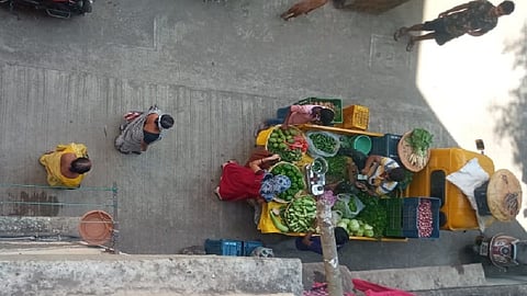 डोंबिवली : रहिवासी सोसायटीत भाजी खरेदीसाठी लागलेली रांग 